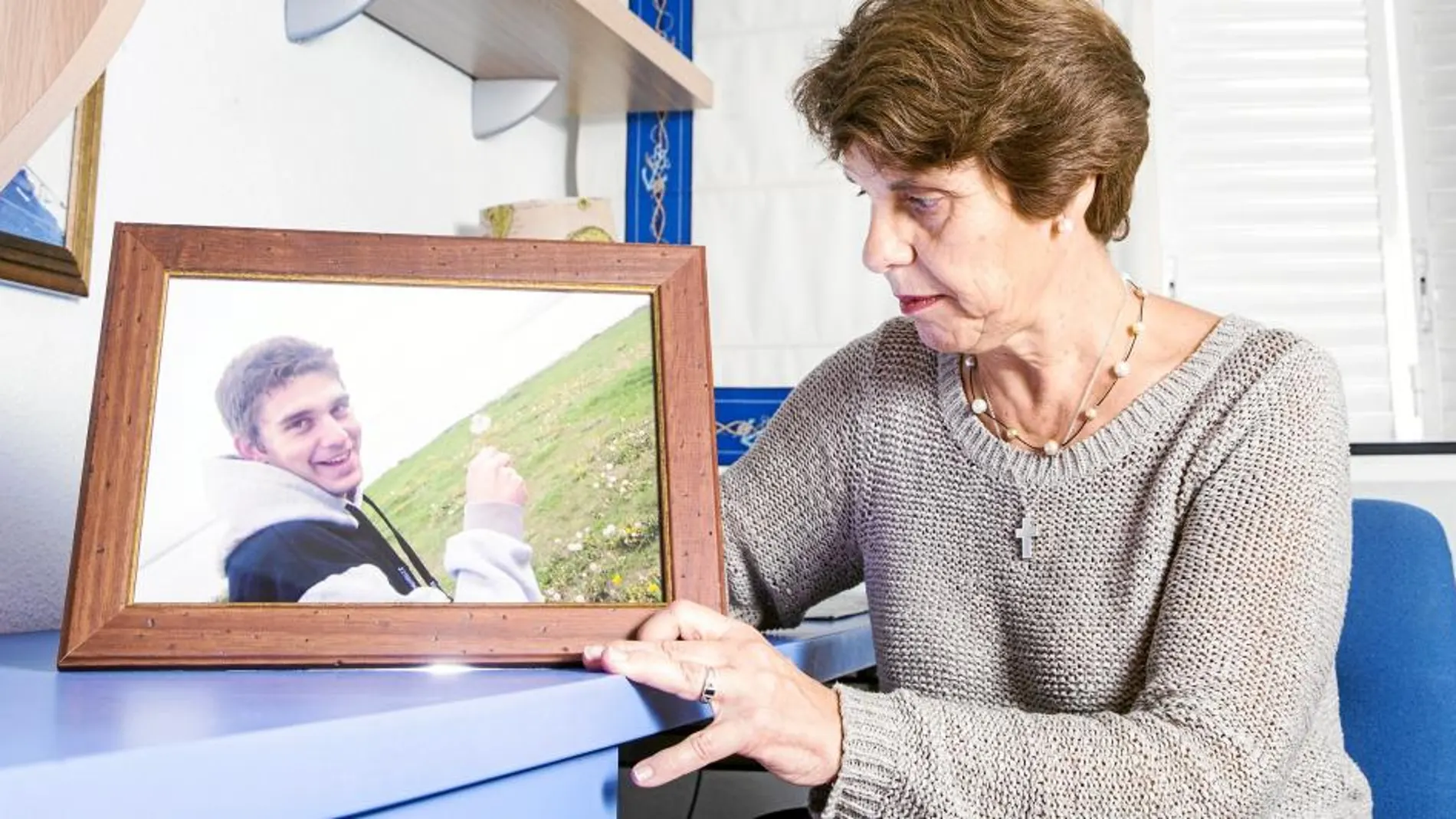 Dolores Colomo, junto a una foto de su hijo. Manuel falleció cuando tenía 22 años