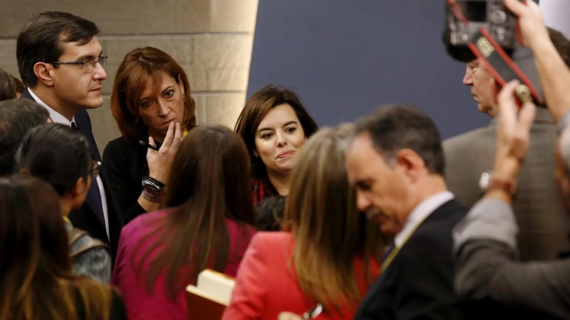 Soraya Sáenz de Santamaría, entre los asistentes a la rueda de prensa que ha ofrecido hoy en Moncloa el jefe del Ejecutivo, Mariano Rajoy