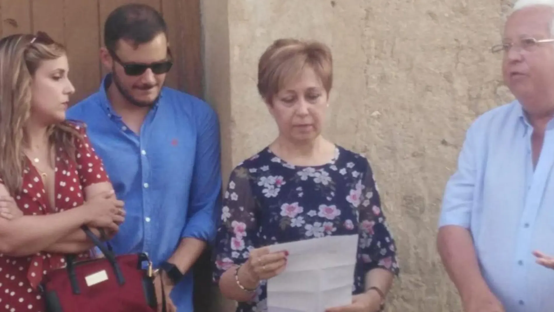 La esposa de “Luislo”, Paquita Pascual, lee, junto a su hija Eva y el alcalde de Abezames, Donato Rodríguez, unas palabras de agradecimiento sobre el homenaje que le hizo la localidad zamorana a su marido
