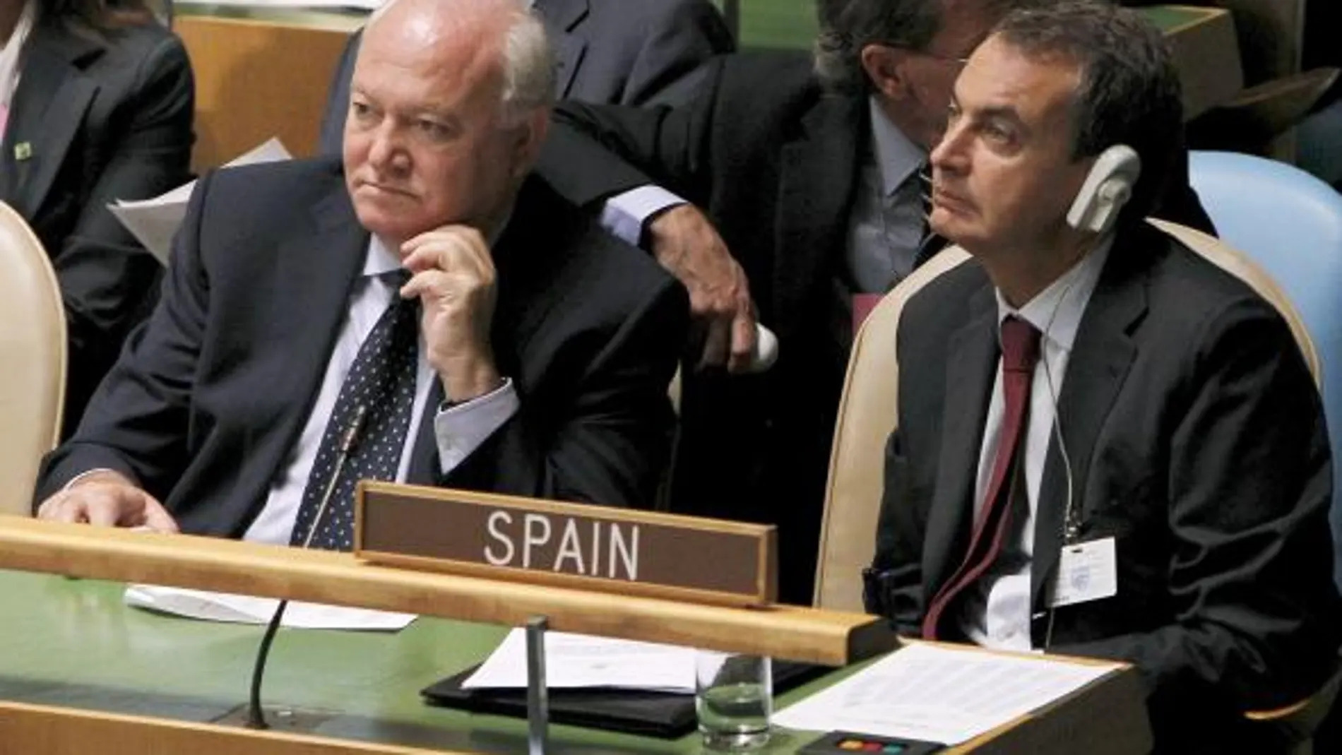 El presidente del Gobierno español, José Luis Rodríguez Zapatero, acompañado por el ministro de Asuntos Exteriores, Miguel Angel Moratinos (i)