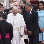 El Papa, junto a Barack Obama, y su esposa Michelle Obama