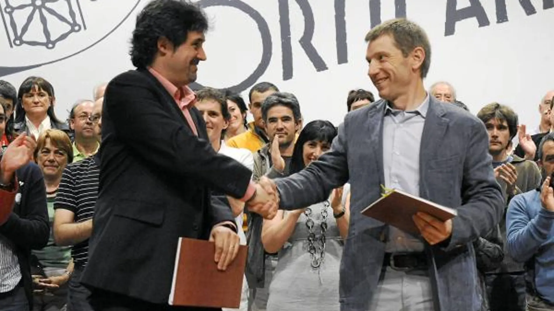 Pello Urizar (EA) y Rufi Etxeberría (ex líder de Batasuna) en junio, cuando firmaron el acuerdo estratégico