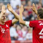 Robert Lewandowski (i) y Thomas Mueller del Bayern celebran tras anotar 3-0 ante Milán