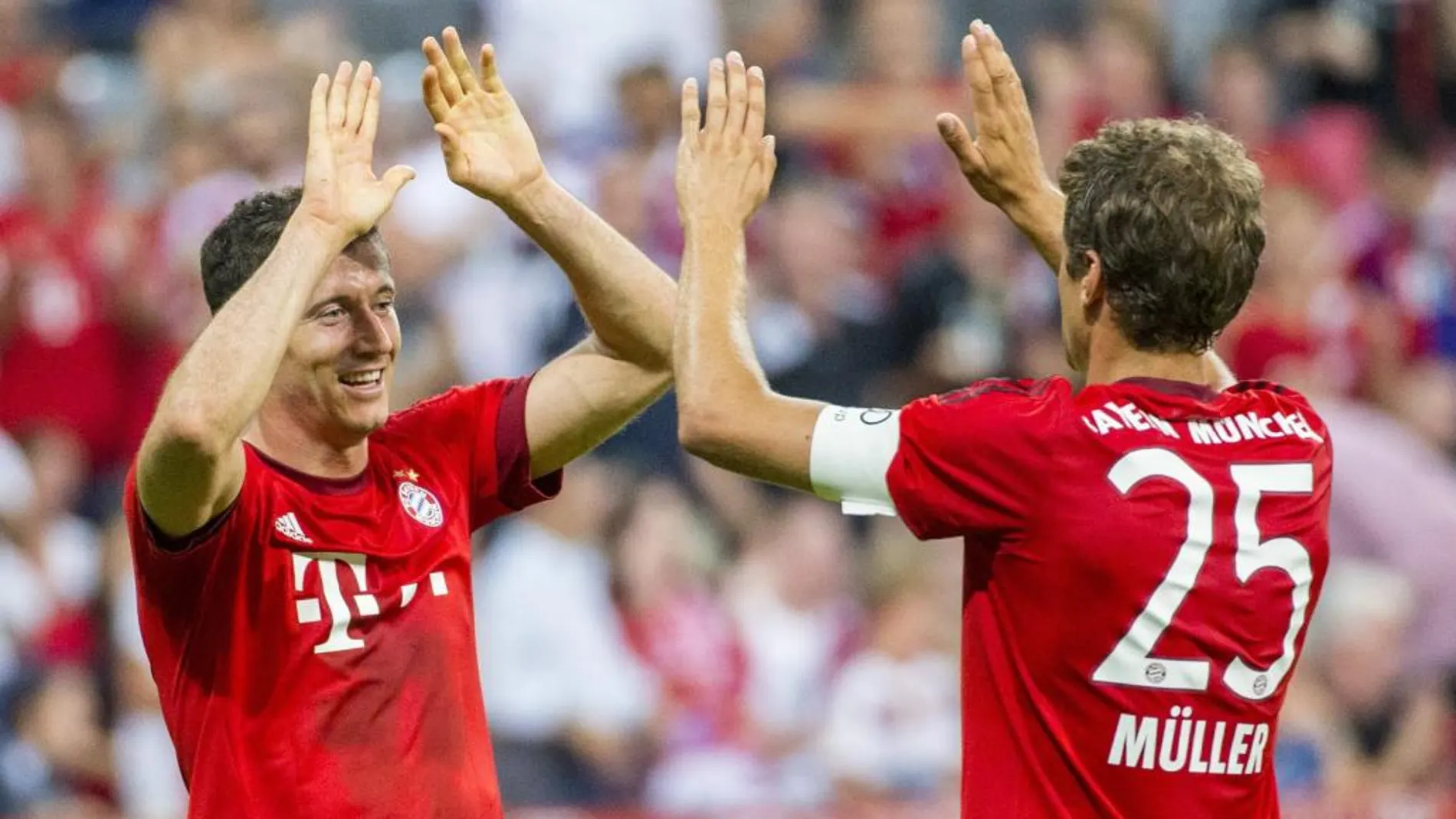Robert Lewandowski (i) y Thomas Mueller del Bayern celebran tras anotar 3-0 ante Milán