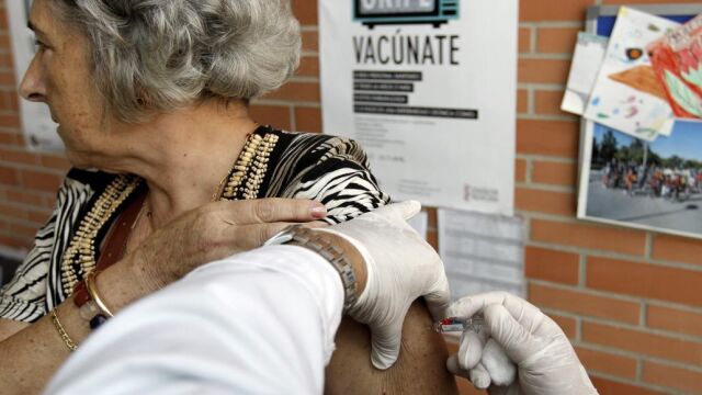 Una mujer vacunada de la gripe