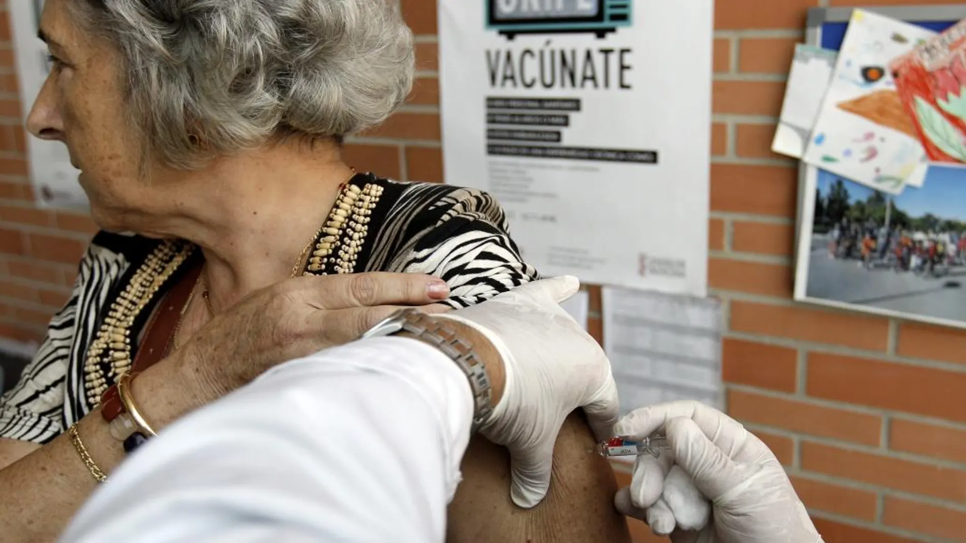 Una mujer vacunada de la gripe