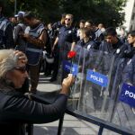 Una mujer hace frente a la policia