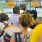 Los viajeros se agolparon en las ventanillas de la compañía ante los retrasos