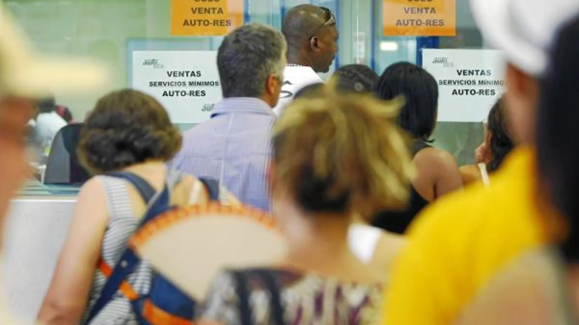 Los viajeros se agolparon en las ventanillas de la compañía ante los retrasos