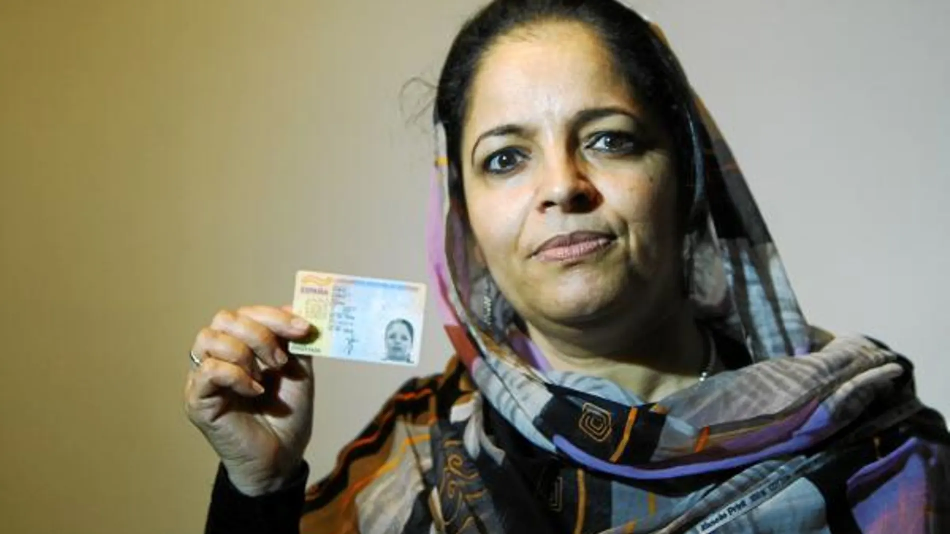 Zahra Ramdan enseña su carné de identidad español