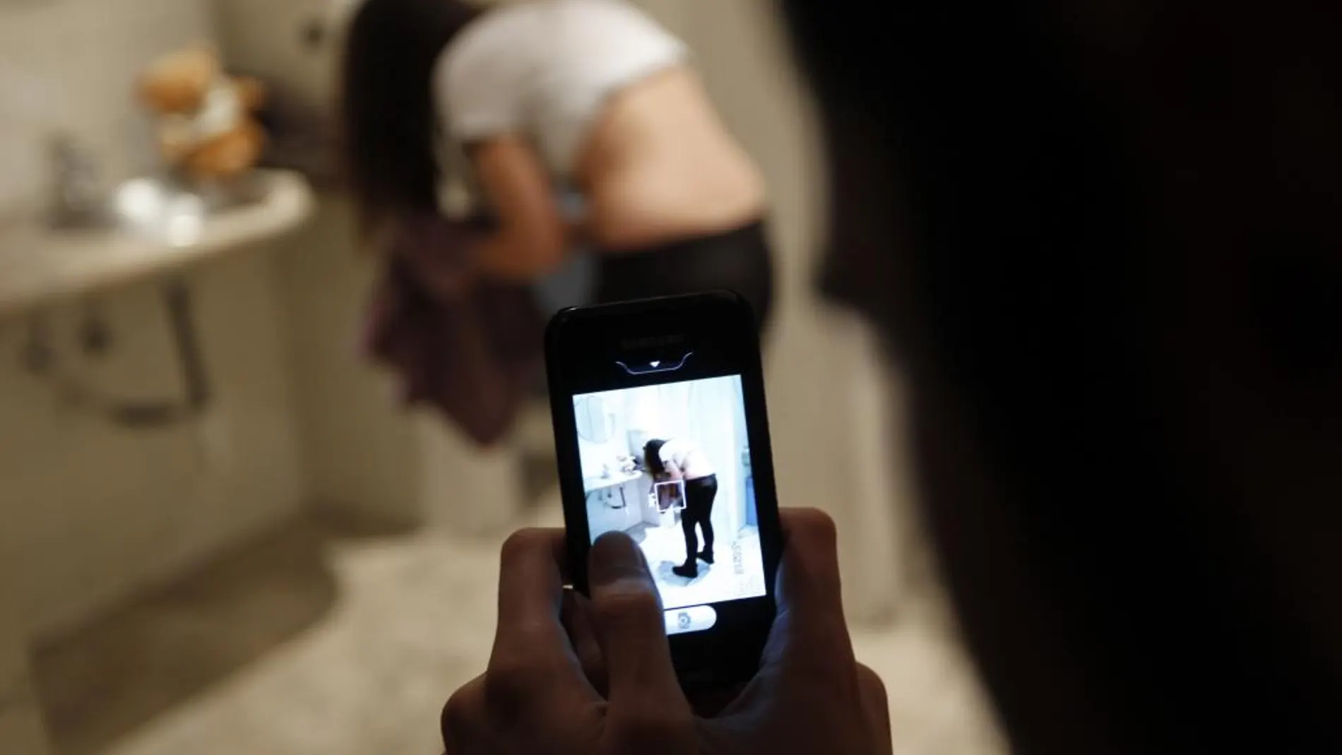 Un menor reincidente abusa sexualmente de una chica de 16 años mediante el «sexting»