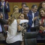 La presidenta andaluza, Susana Díaz, y la consejera de Hacienda, María Jesús Montero (d), se funden en un abrazo en el pleno del Parlamento de Andalucía en Sevilla, que ha aprobado hoy los presupuestos