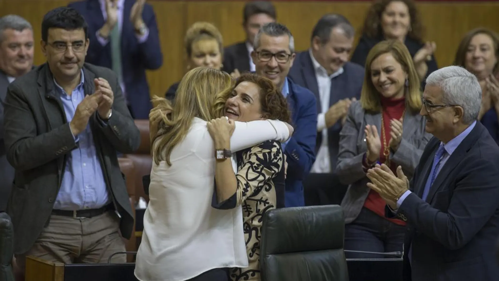 La presidenta andaluza, Susana Díaz, y la consejera de Hacienda, María Jesús Montero (d), se funden en un abrazo en el pleno del Parlamento de Andalucía en Sevilla, que ha aprobado hoy los presupuestos