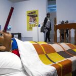 Una vista de «Casa de Pinocho/ Pierna torcida» del artista Paul McCarthy en una de las salas del Macba
