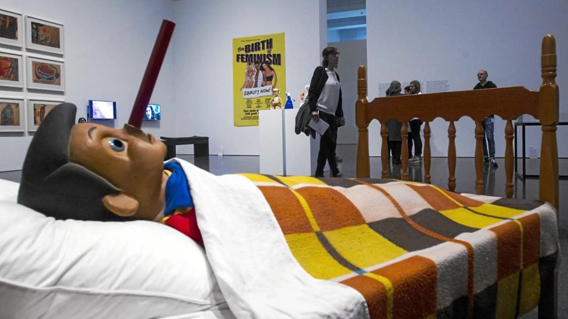 Una vista de «Casa de Pinocho/ Pierna torcida» del artista Paul McCarthy en una de las salas del Macba