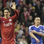 Torres celebra un gol con el Liverpool al Chelsea. Torres, al fondo