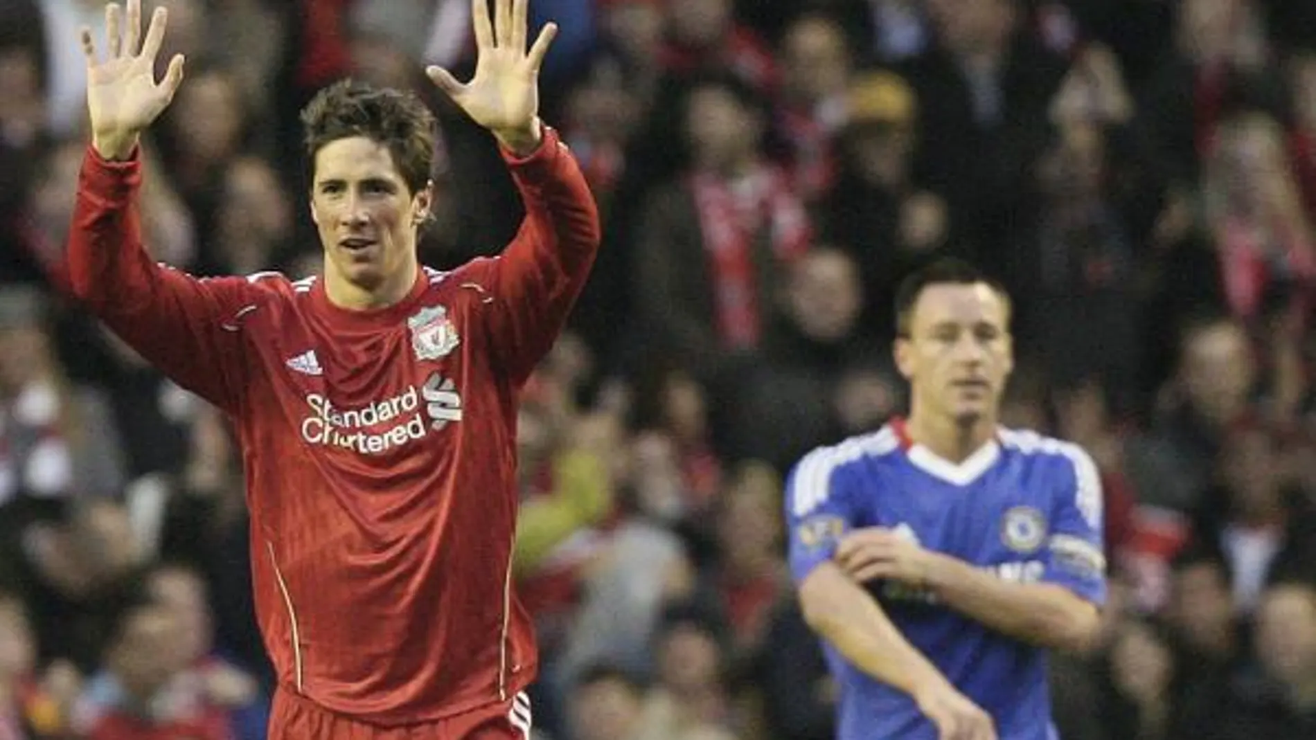 Torres celebra un gol con el Liverpool al Chelsea. Torres, al fondo