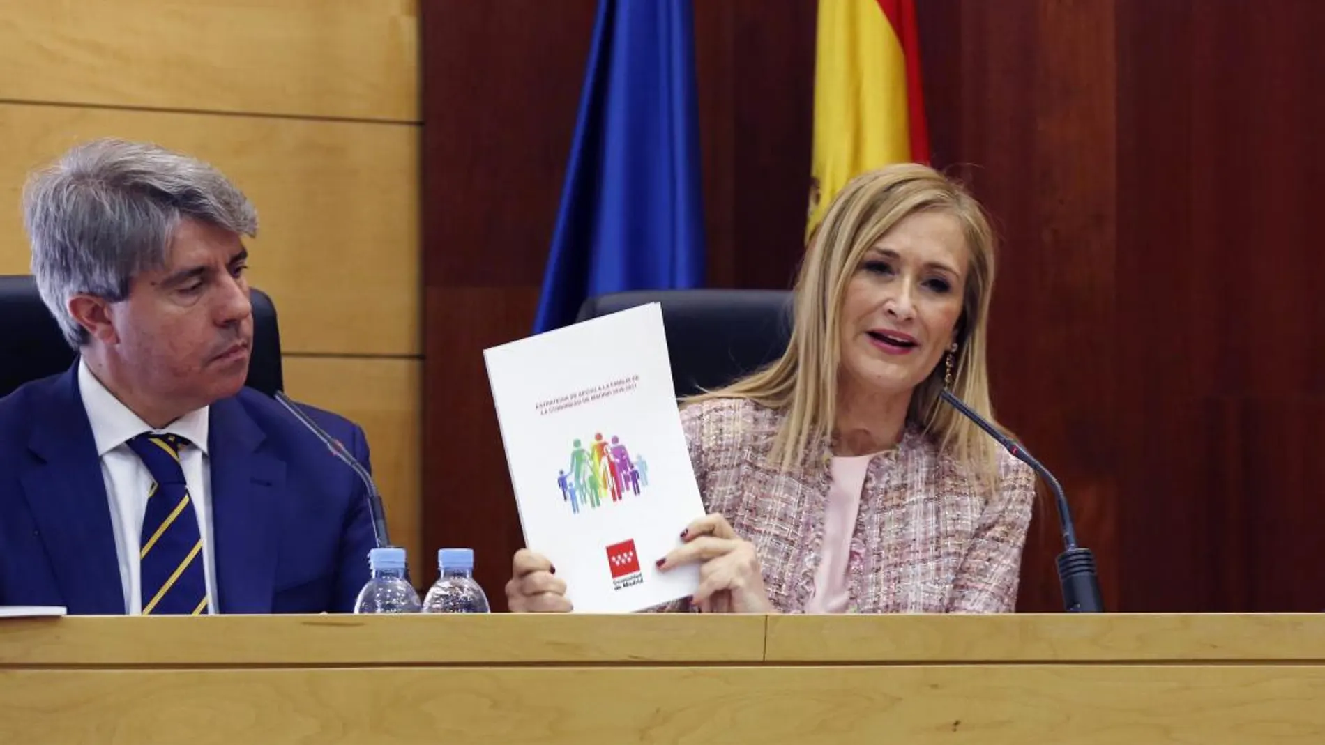 Fotografía facilitada por la Comunidad de Madrid de su presidenta, Cristina Cifuentes durante la reunión del Consejo de Gobierno