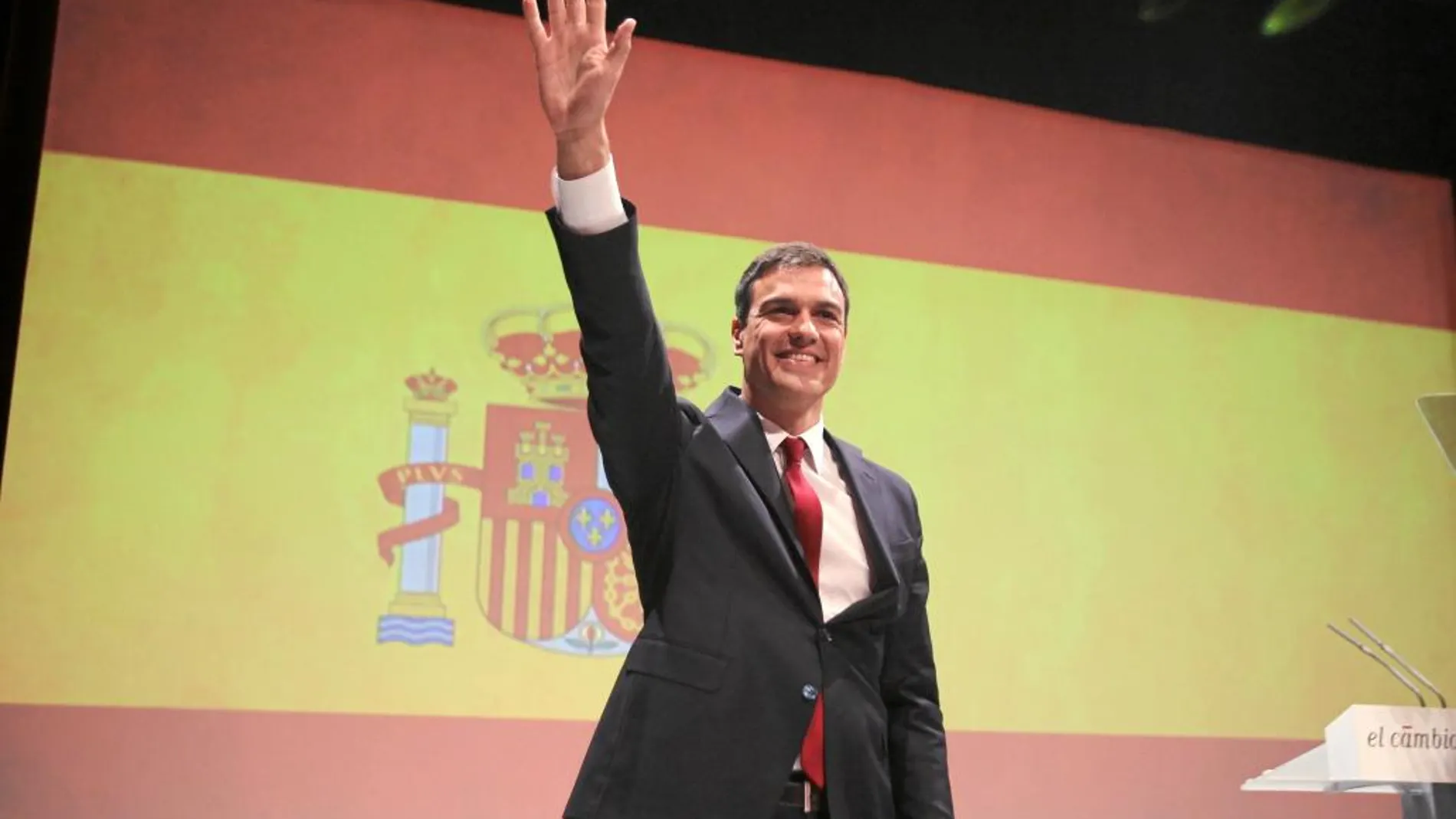 El candidato Sánchez se envuelve en la bandera