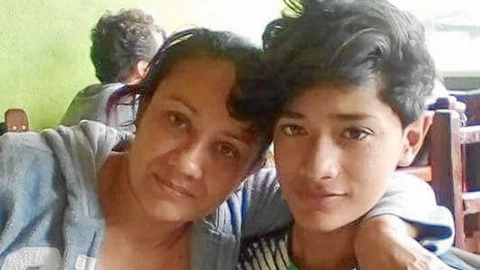 Mirtha Pérez, junto a su hijo Leyting Chavarría, asesinado por el régimen nicaragüense