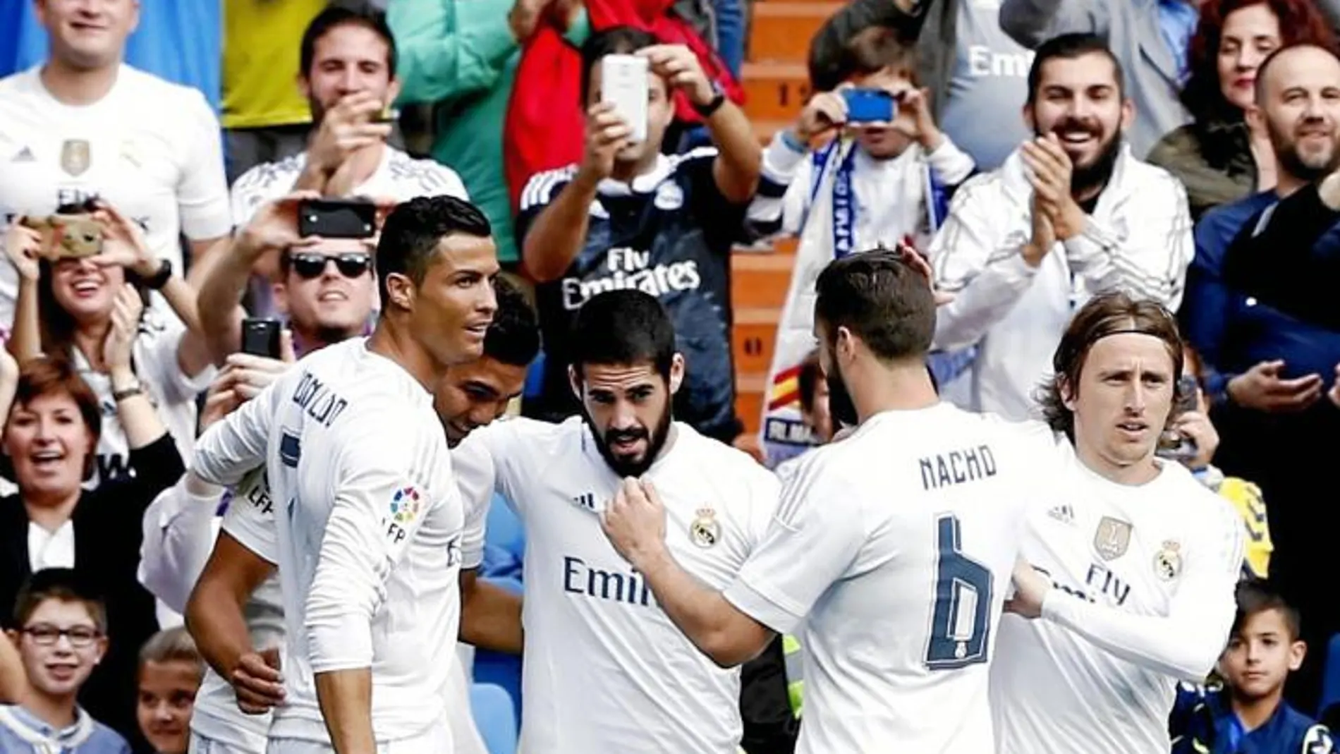 Jugadores y público del Bernabéu celebran un gol esta temporada