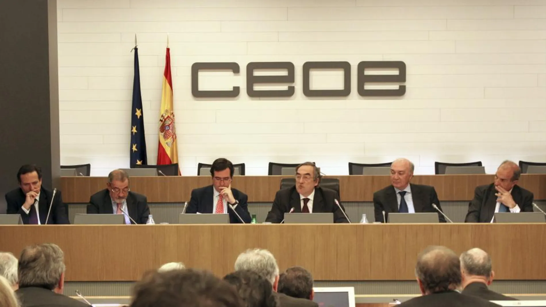 Juan Rosell, junto a su junta directiva en la sede de la CEOE