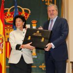 La nueva ministra de Educación y Formación Profesional, Isabel Celaá , recibe la cartera de la que es titular de manos del ministro saliente, Íñigo Méndez de Vigo/Efe