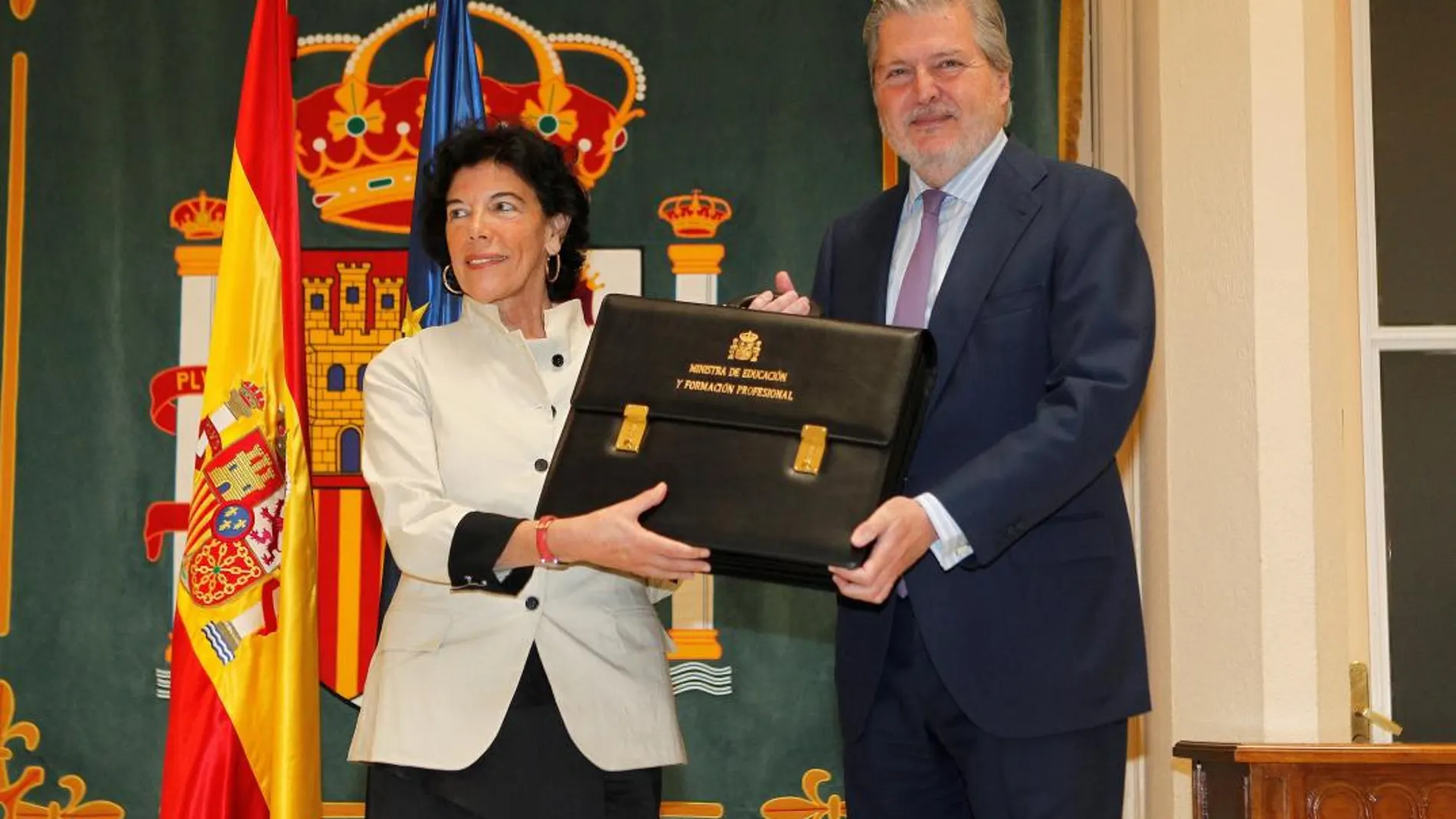 La nueva ministra de Educación y Formación Profesional, Isabel Celaá , recibe la cartera de la que es titular de manos del ministro saliente, Íñigo Méndez de Vigo/Efe