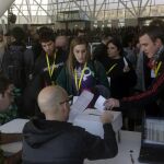 Participantes en la primera votación realizada durante la asamblea de la CUP sobre la investidura de Artur Mas como presidente de la Generalitat, tras más de tres horas de intenso y disputado debate