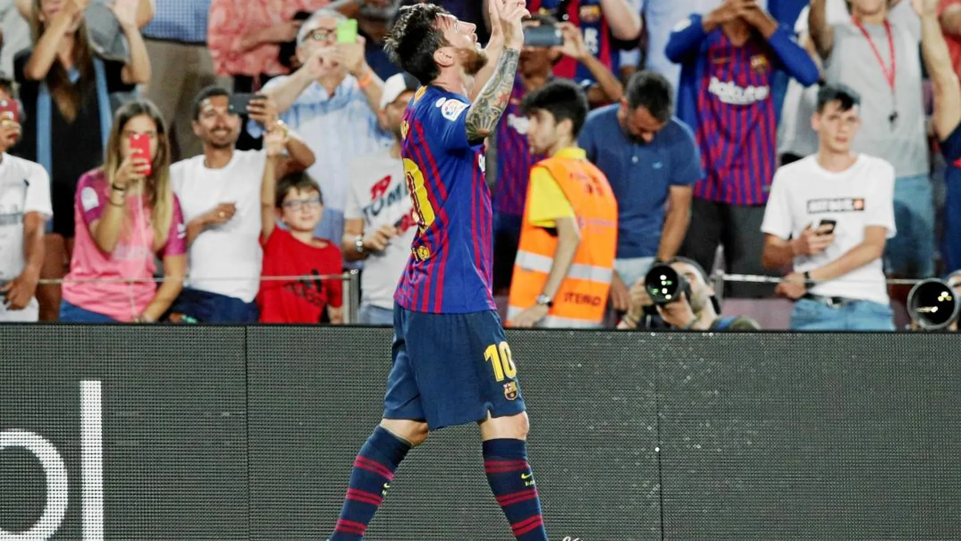 Messi celebra el primero de los goles que marcó al Alavés / Reuters