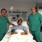El diestro David Mora junto con Dr. Pascual González Masegosa y al Anestesista Jesús Cuesta tras la operación en Albacete / @prensadavidmora