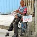 Un hombre ofrece sus servicios como reparador de colchones en una calle de la capital cubana, La Habana