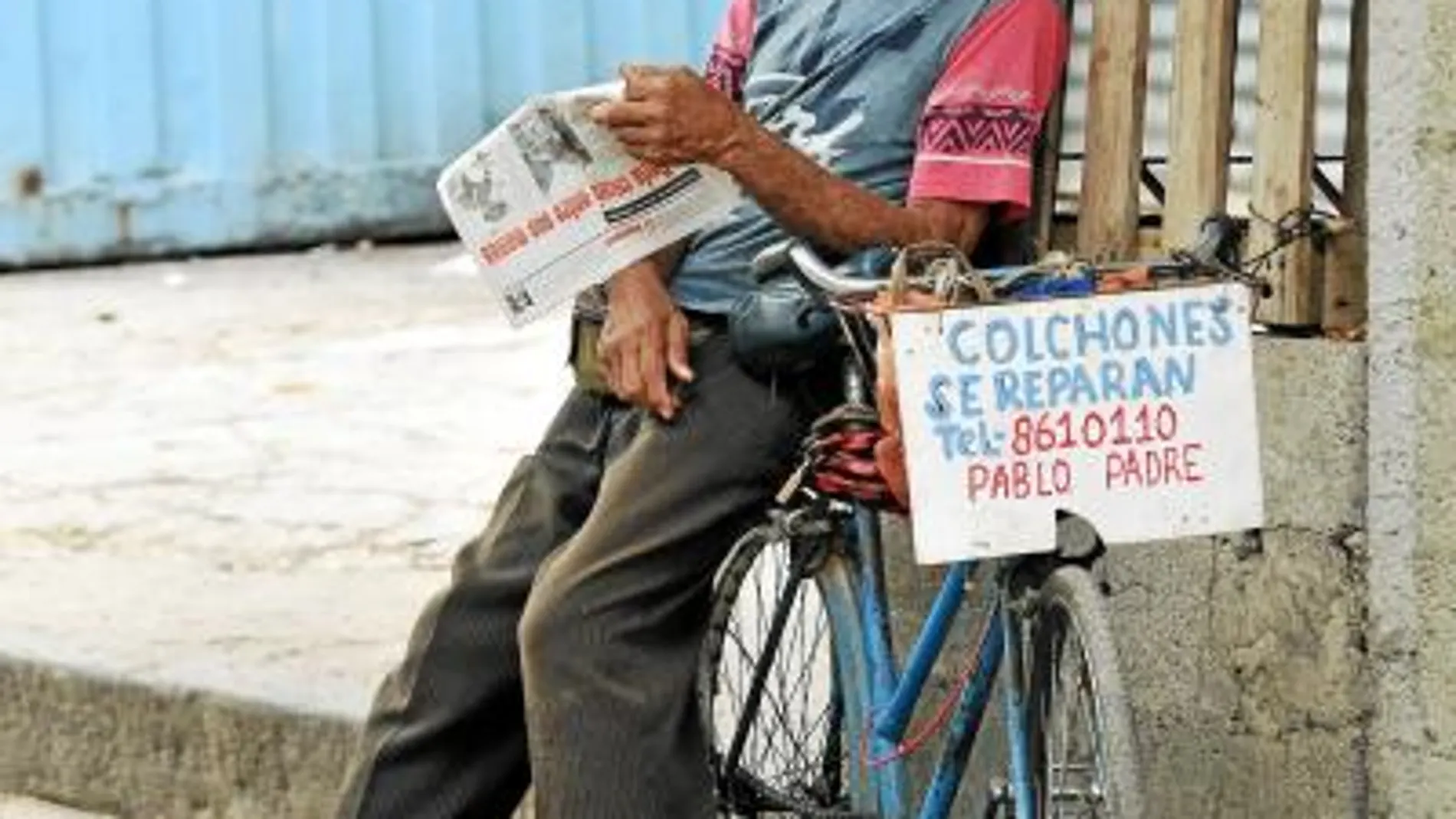 Un hombre ofrece sus servicios como reparador de colchones en una calle de la capital cubana, La Habana