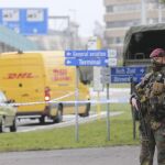 Un soldado vigila que no acceda nadie al aeropuerto de Zaventem en Bruselas