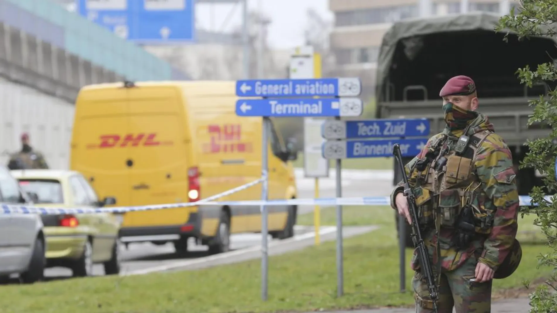Un soldado vigila que no acceda nadie al aeropuerto de Zaventem en Bruselas