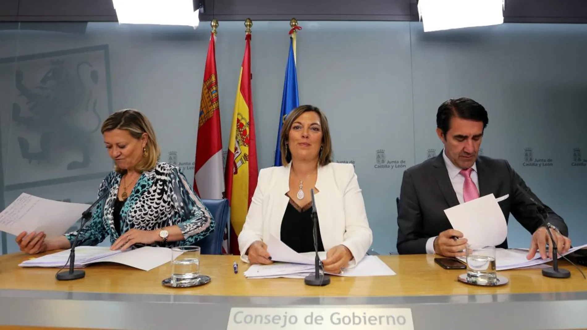 La portavoz del Gobierno Herrera, Milagros Marcos, junto con los consejeros de Economía y Hacienda y de Fomento y Medio Ambiente, Pilar del Olmo y Juan Carlos Suárez-Quiñones, respectivamente