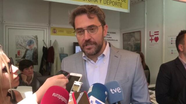 Maxim Huerta atiende a los medios hoy sábado en la Feria del Libro de Madrid.