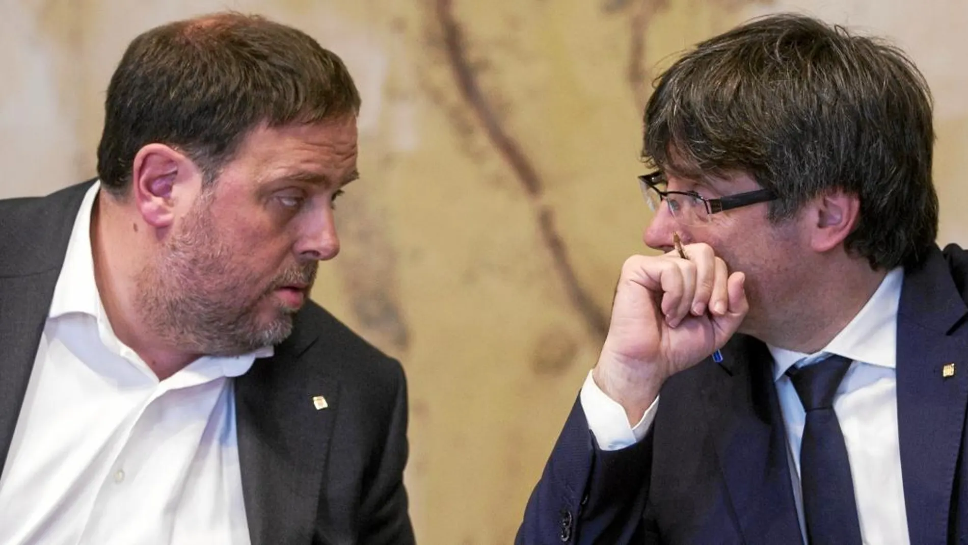 Junqueras y Puigdemont, ayer, durante la reunión semanal del gobierno catalán en el Palau de la Generalitat.