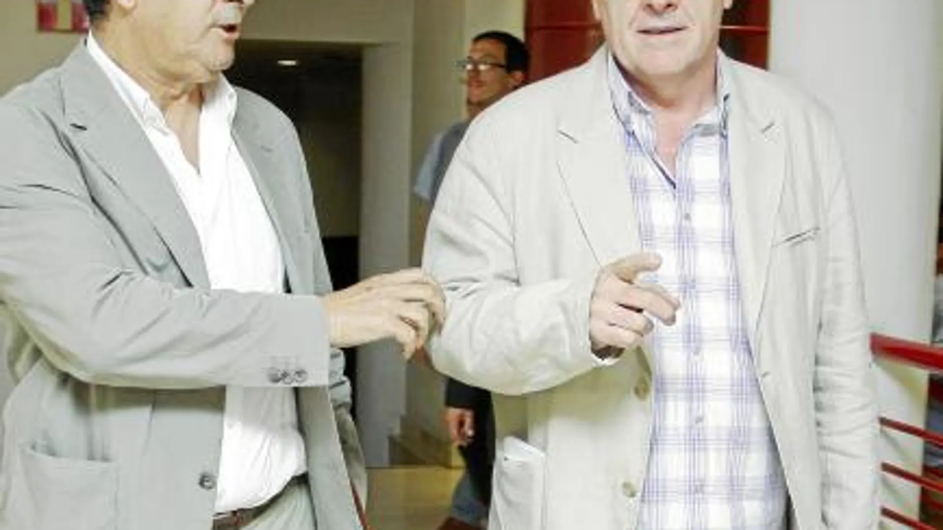 El coordinador general de Izquierda Unida, Cayo Lara, acompañado por su homólogo en Andalucía, Diego Valderas (i), ayer en Huelva