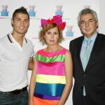 Cristiano Ronaldo y Ruiz de la Prada, junto al director general de la entidad en España, Pedro J. Escudero