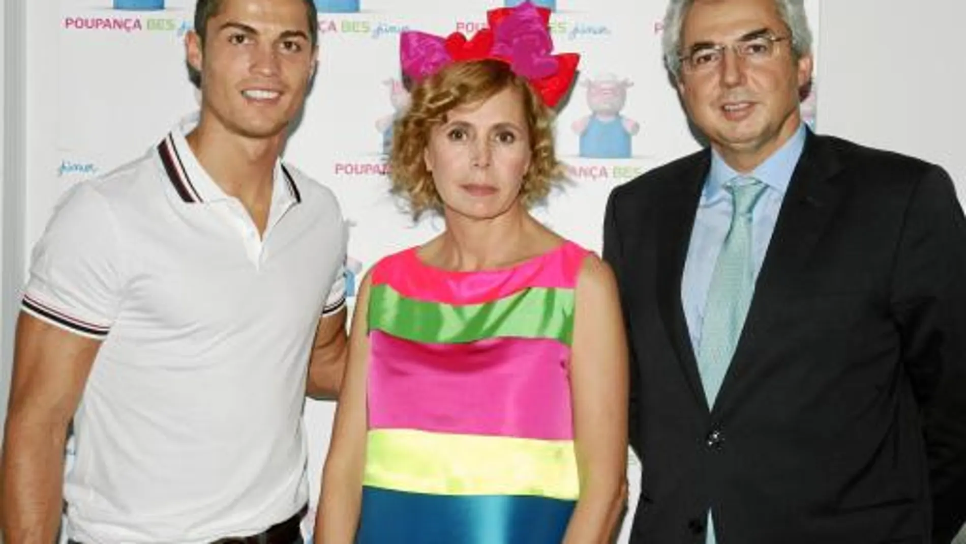 Cristiano Ronaldo y Ruiz de la Prada, junto al director general de la entidad en España, Pedro J. Escudero