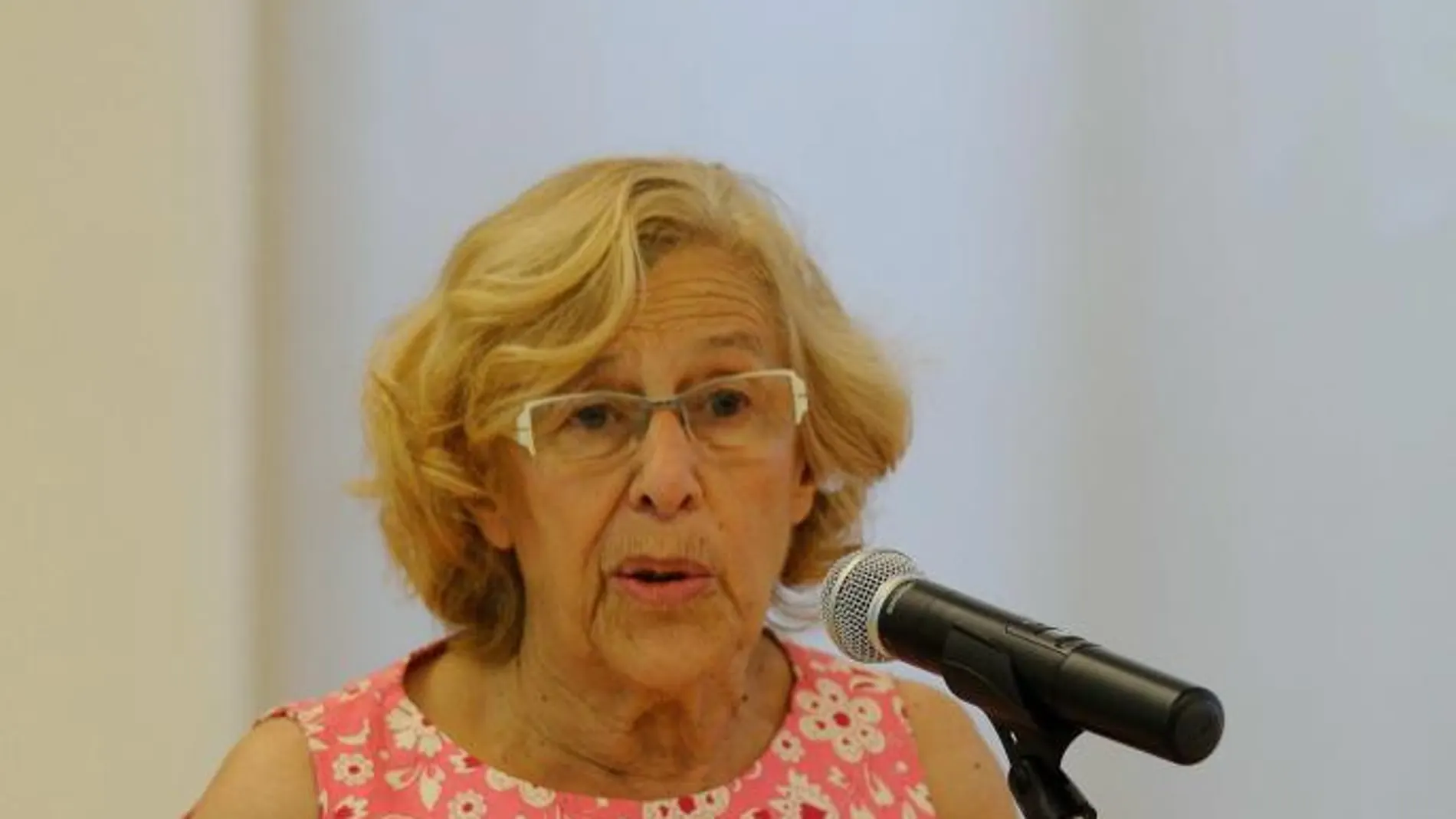 Carmena realizó este anuncio junto a los miembros de la asociación «Yo no me voy», creada en 2012 por los afectados