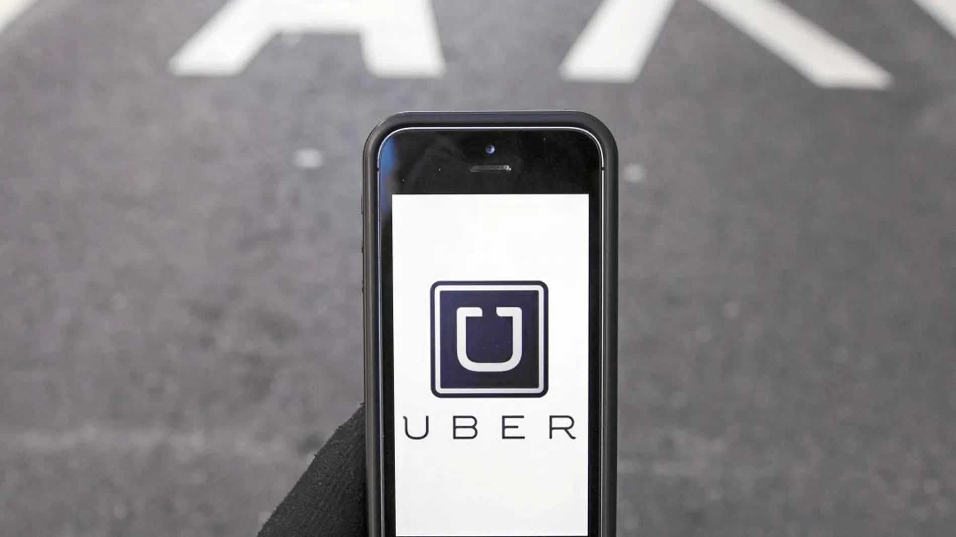 Uber no quiere restricción alguna en su competencia con el taxi