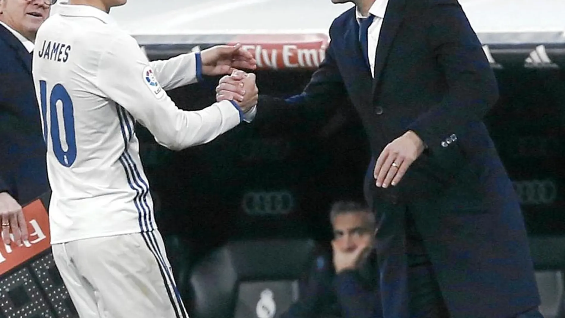 James saludó a Zidane al ser sustituido en el minuto 79