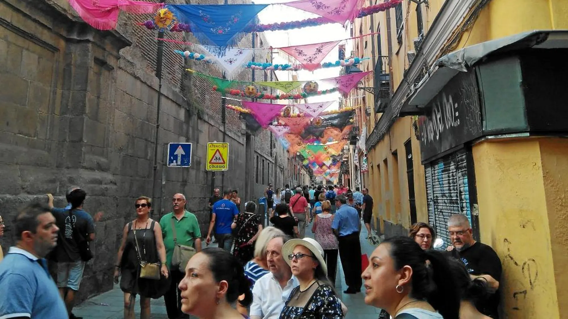 La Calle del Oso engalanada por las fiestas de San Cayetano