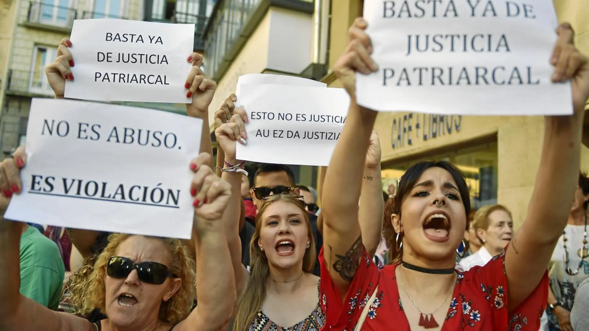 Ayer más de un centenar de personas se reunían frente al Palacio de la Justicia para expresar su repulsa a la decisión