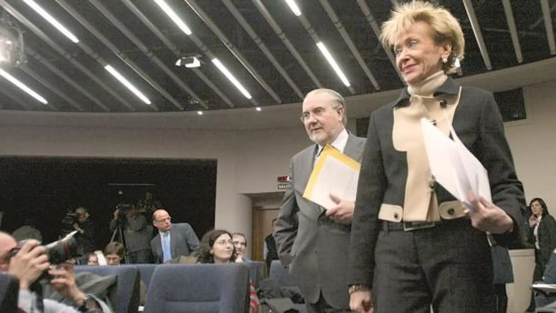 La vicepresidenta del Gobierno, María Teresa Fernández de la Vega, y Pedro Solbes, ayer en Moncloa