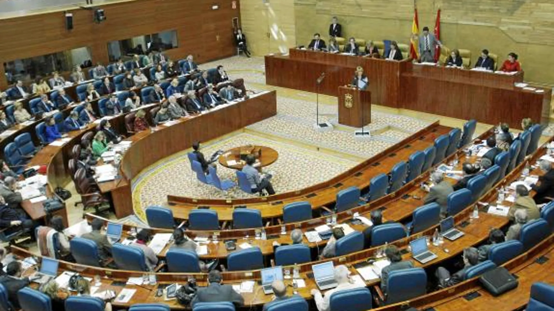 Los diputados que tienen dedicación exclusiva cobran 3.800 euros al mes