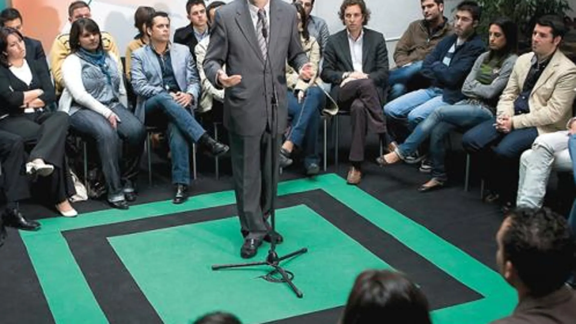 El próximo presidente de la Junta, José Antonio Griñán, ayer, con las Juventudes Socialistas en Sevilla