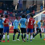 Los jugadores de Uruguay y de Paraguay, se felicitan tras el final del partido